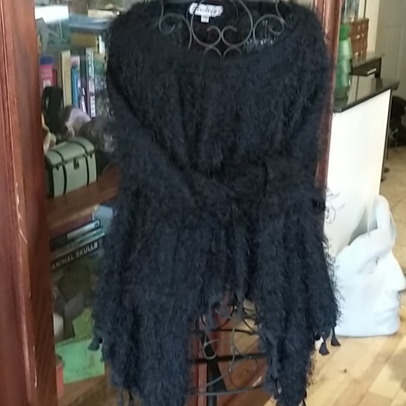 π¨π¦ Gorgeous Tasseled Poncho Sweater - Picture 4 of 6